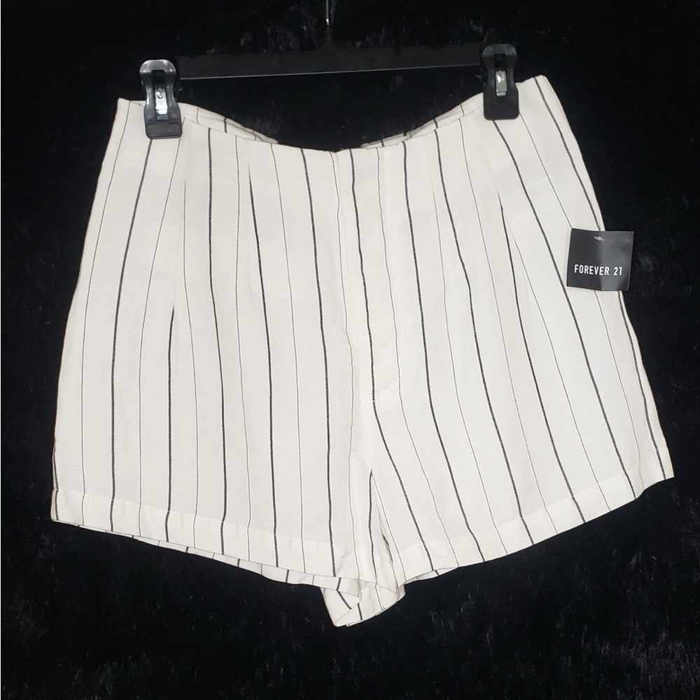 NWT Forever 21  Womens White Pinstripe Shorts Size Medium